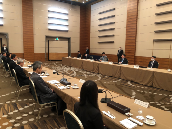 Photo of the breakfast meeting to exchange views