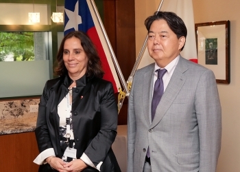 Foreign Minister hayashi takes photo with Chile's Forign Minister, before the meeting