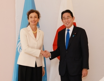 Prime Minister Kishida shaking hands with H.E. Ms.Audrey Azoulay, Director-General of the UNESCO