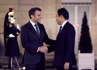 Two leaders who shake hands facing each other