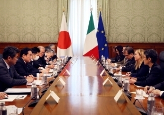 Two leaders who have a talk after having a seat at a table