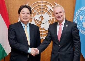 Foreign Minister Hayashi and Mr. Kőrösi Csaba, President of the 77th Session of the UN General Assembly