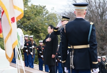 Prime Minister Kishida who lays a wreath at Arlington National Cemetery