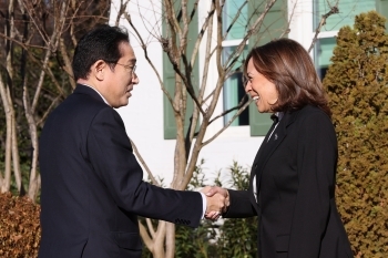 Prime Minister Kishida who receives a warm welcome by U.S. Vice President Harris