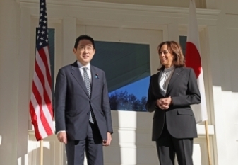 Prime Minister Kishida and U.S. Vice President Harris who have a talk before a breakfast meeting