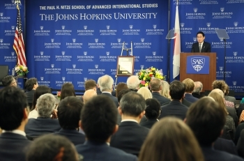 Prime Minister Kishida who makes a speech and the audience at the Johns Hopkins University School of Advanced International Studies (SAIS)