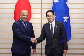Photo session before the Japan-Micronesia Summit Meeting