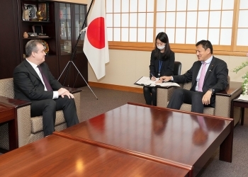 Photo of the meeting between Foreign State Minister TAKEI and Mr. Yannick Glemarec, Executive Director of the GCF
