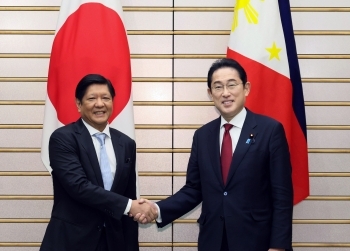 Prime Minister kishida shakes hand withMarcos, Jr., President of the Philippines