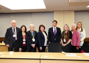 A group photo of State Minister Yamada and families of former-POWs