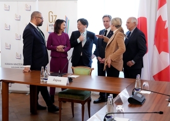 Foreign Minister Hayashi talks with the other G7 Foreingn Ministers