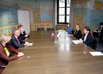 Two Ministers who have a talk after having a seat at a table