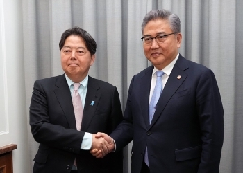 A commemorative photo of Minister Hayashi and Minister Park who shake hands before Japan-ROK Foreign Ministers' Meeting