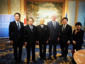 A group photo of State Minister Yamada and people concerned