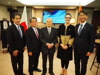 A group photo of State Minister Yamada and people concerned