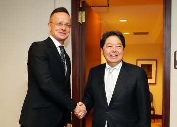A commemorative photo of Two Ministers with a smile