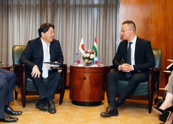 Two Ministers who have a talk after having a seat