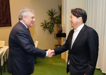 Two Ministers who shake hands facing with each other