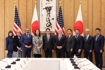A commemorative photo of Prime Minister Kishida, a Delegation of the U.S. Congressional Study Group on Japan, Ambassador Emanuel, and Deputy Chief Cabinet Secretary Kihara