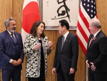 Prime Minister Kishida and Representative DeGette who have a talk, and Representative Bucshon and Bera who watch them with a smile