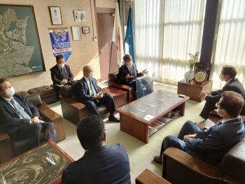 (photo 3) exchange of views