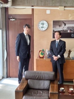(photo 4) right: Mayor IZUMI
