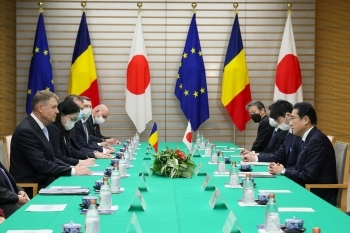 Two leaders who have a talk after having a seat at a table