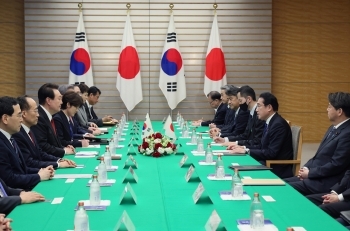 Photo of Japan-ROK Summit Meeting