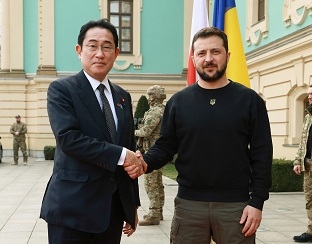 A commemorative photo of Prime Minister Kishida and President Zelenskyy facing straight at a camera