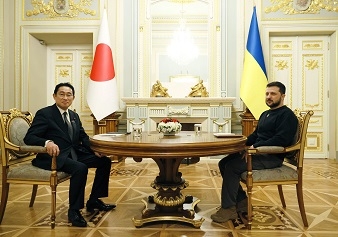 A commemorative photo of Two leadrers after having a seat at a table before Japan-Ukraine (tete-a-tete) Summit Meeting