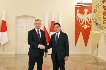 Prime Minister Kishida and President Duda who shake hands with a smile facing straight at a camera
