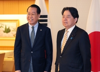 Photo session before the meeting with Mr. KWON Youngse, Korean Unification Minister
