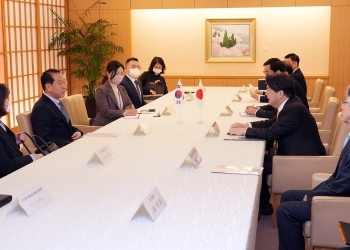 Photo of the meeting between Foreign Minister Hayashi and Korean Unification Minister Mr. KWON Youngse