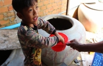 Photo of a child in a shop selling coffee in Phnom Penh