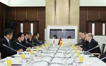 Two leaders who have a talk after having a seat at a table
