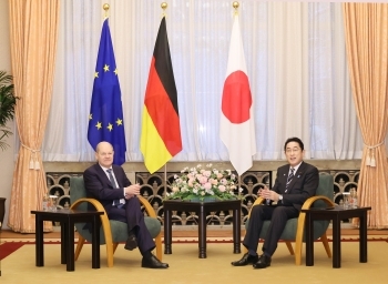 A commemorative photo of two leaders before Japan-Germany summit (tete-a-tete) meeting