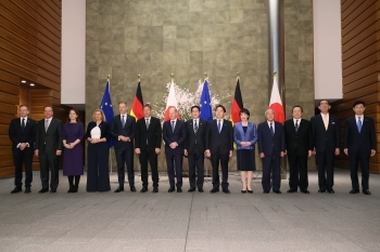 A commemorative photo of Relevant Ministers from both sides facing straight at a camera before Japan-Germany Inter-Governmental Consultations