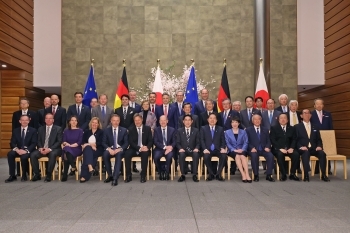 A commemorative photo of Japanese and German business leaders and Two leaders before discussions