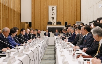 Japanese and German business leaders and Two leaders who exchange opinions after having a seat at a table