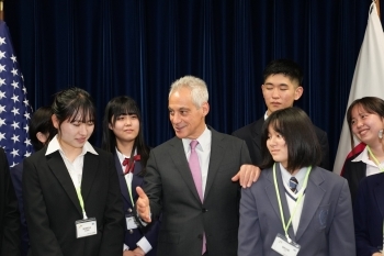 Ambassador Emanuel, Ambassador of the United States to Japan talking with TOFU participants