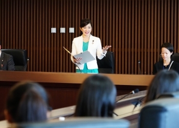 Parliamentary Vice Minister Yoshikawa delivering a speech