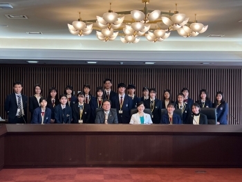 Parliamentary Vice Minister Yoshikawa and the participants at the photo session