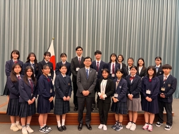 Cabinet Secretary for Public Affairs at the Prime Minister’s Office Shikata and the participants a the photo sesion