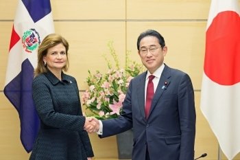 Prime Minister Kishida shakes hand with Ms. Raquel PEÑA RODRÍGUEZ, Vice President of the Dominican Republic