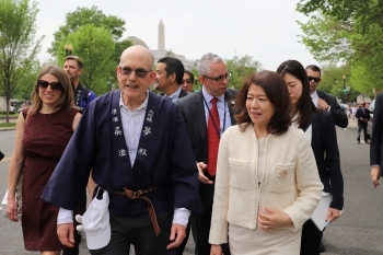 Mrs. Kishida who visits Sakura Matsuri - Japanese Street Festival and receives an explanation from the organizer