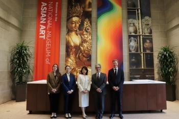 A group photo of Mrs. Kishida and people concerned in the National Museum of Asian Art
