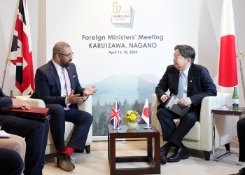 Two Ministers who have a talk after having a seat