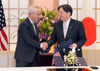 Foreign Minister Hayashi and Ambassador Emanuel who shake hands after signing the Exchanges of Notes
