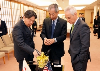 Foreign Minister Hayashi and Ambassador Emanuel who receive an explanation by JAXA President Dr. YAMAKAWA