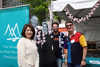 A commemorative photo of Mrs. Kishida and staffs in Sakura Matsuri - Japanese Street Festival